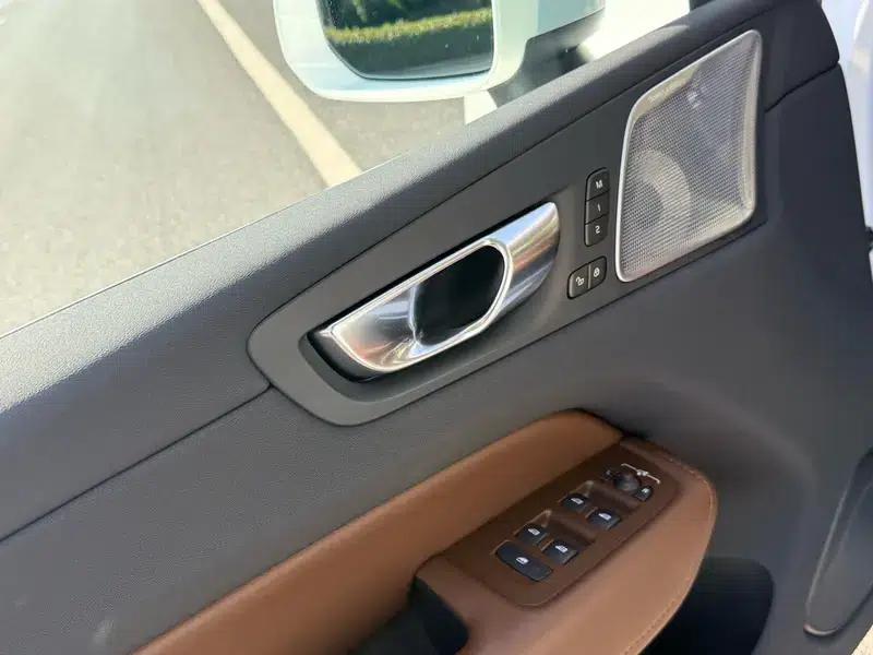 2025 Volvo XC60 PHEV T8 AWD Long Range Smart Luxury Edition — миниатюра 8