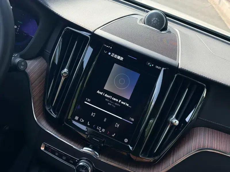 2025 Volvo XC60 PHEV T8 AWD Long Range Smart Luxury Edition — миниатюра 10