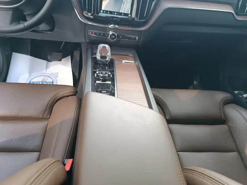 2025 Volvo XC60 PHEV T8 AWD Long Range Smart Luxury Edition — миниатюра 11
