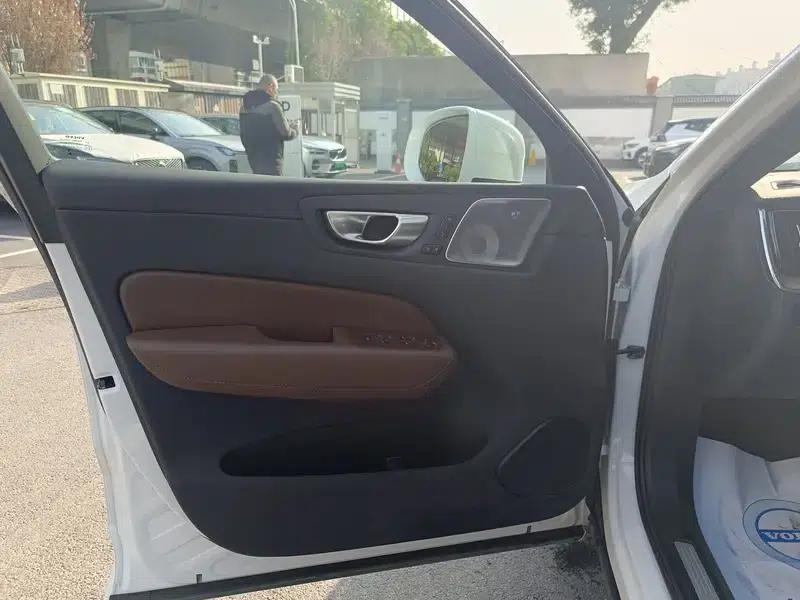 2025 Volvo XC60 PHEV T8 AWD Long Range Smart Luxury Edition — миниатюра 19