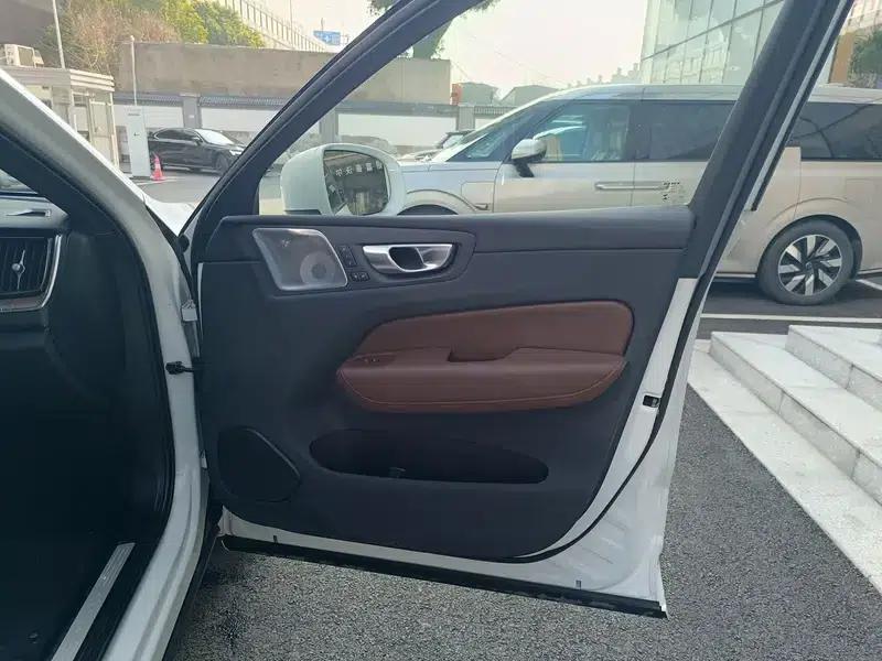 2025 Volvo XC60 PHEV T8 AWD Long Range Smart Luxury Edition — миниатюра 21