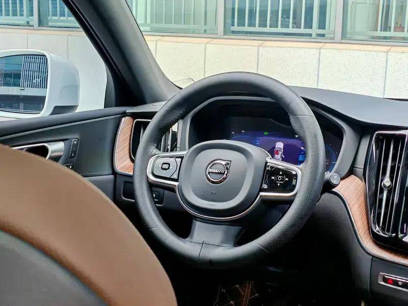 2024 Volvo XC60 PHEV T8 AWD Long Range Smart Luxury Edition — миниатюра 12