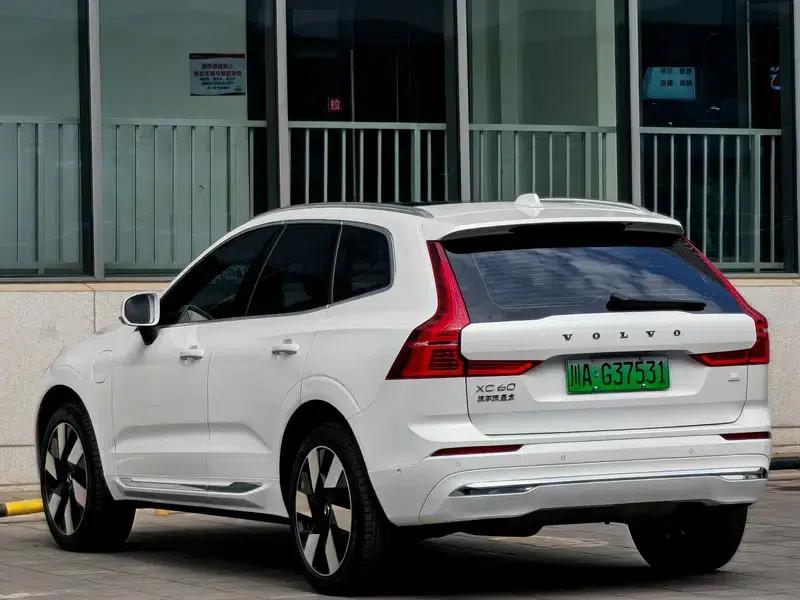 2024 Volvo XC60 PHEV T8 AWD Long Range Smart Luxury Edition — миниатюра 4