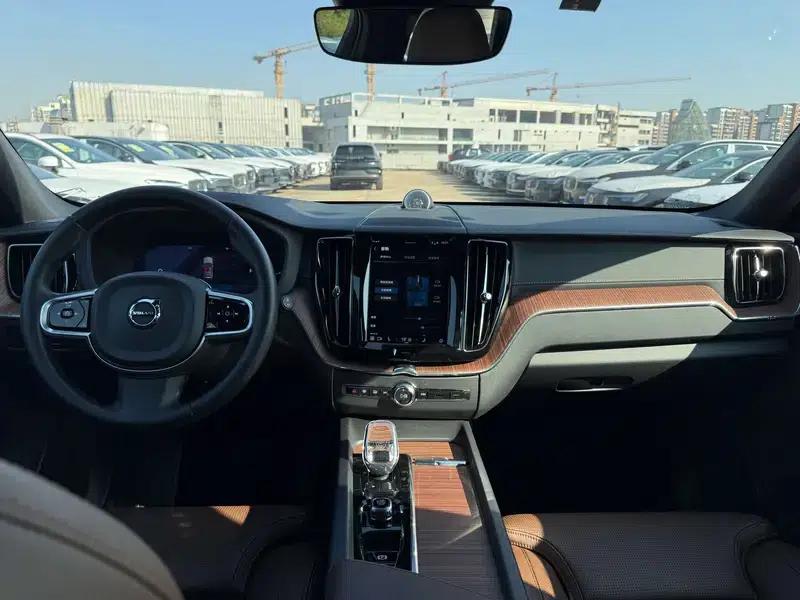 2025 Volvo XC60 PHEV T8 AWD Long Range Smart Luxury Edition — миниатюра 13