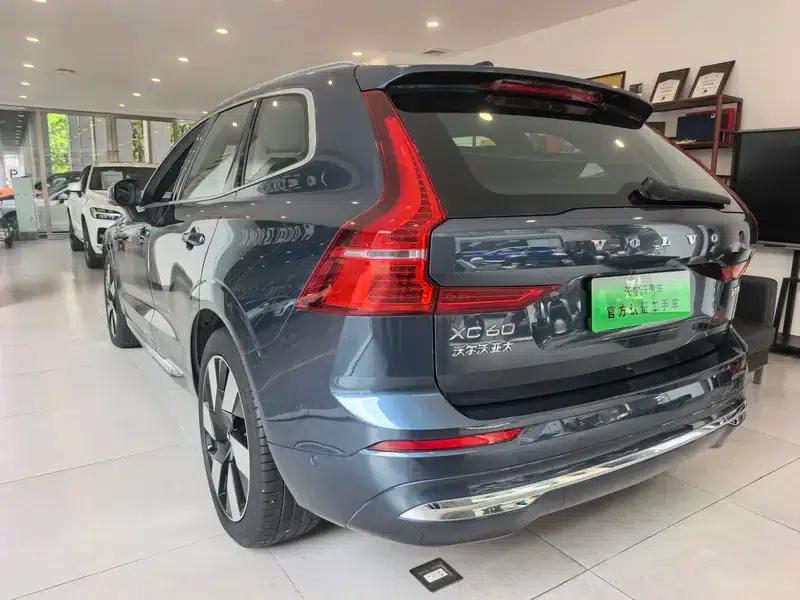 2025 Volvo XC60 PHEV T8 AWD Long Range Smart Luxury Edition — миниатюра 4