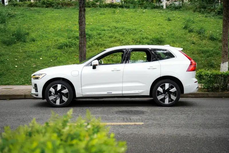 2024 Volvo XC60 PHEV T8 AWD Long Range Smart Luxury Edition — миниатюра 3