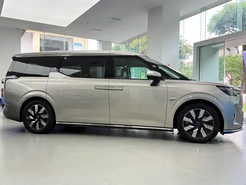 Volvo EM90 2025 Ultra 6-seater — миниатюра 3