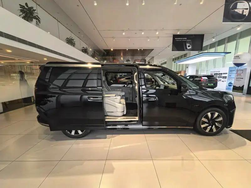 Volvo EM90 2025 Ultra 6-seater — миниатюра 11