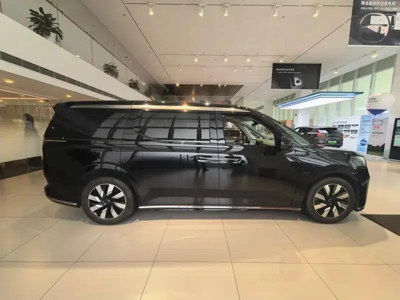 Volvo EM90 2025 Ultra 6-seater — миниатюра 7