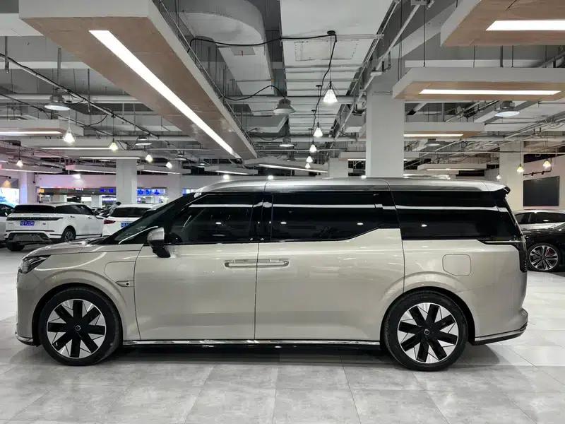 Volvo EM90 2025 Ultra 6-seater — миниатюра 3
