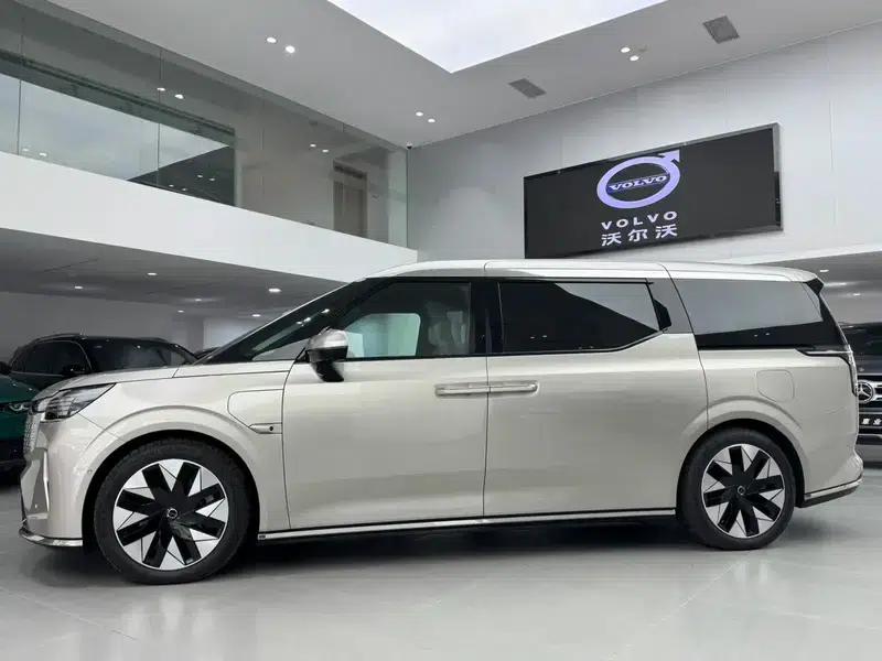 Volvo EM90 2025 Ultra 6-seater — миниатюра 4