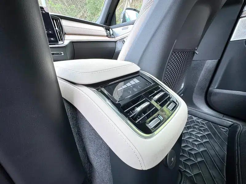 Volvo XC90 PHEV 2025 Facelift E-Drive Hybrid T8 Long Range Premium Luxury Edition 7-Seater — миниатюра 9