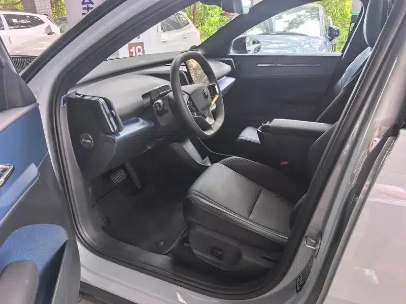 Volvo EX30 2025 Rear-Wheel Drive Long Range Plus — миниатюра 11