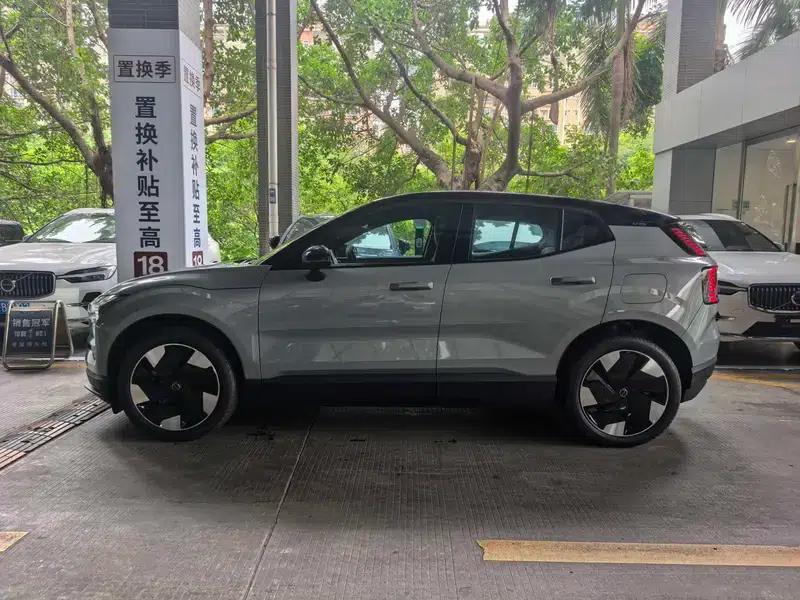 Volvo EX30 2025 Rear-Wheel Drive Long Range Plus — миниатюра 3
