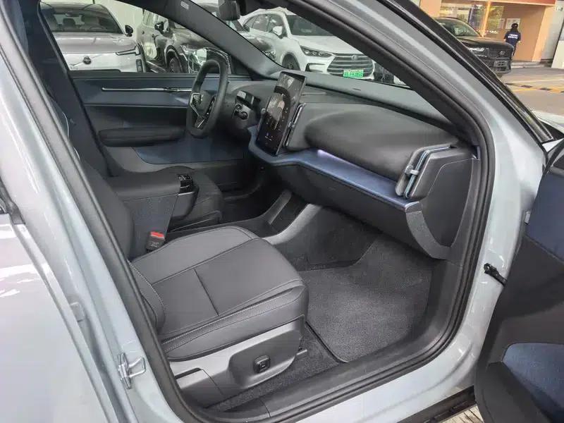 Volvo EX30 2025 Rear-Wheel Drive Long Range Plus — миниатюра 6