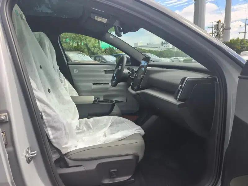 Volvo EX30 2025 Rear-Wheel Drive Long Range Plus — миниатюра 11