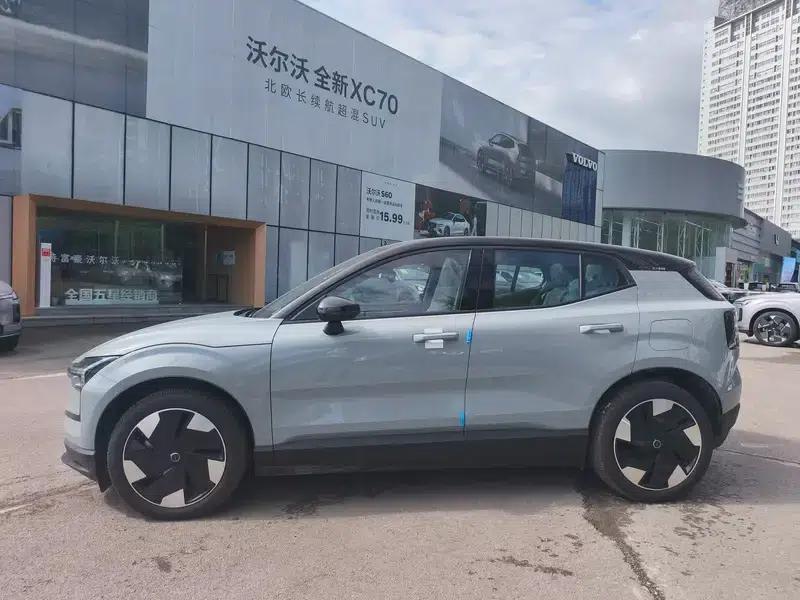 Volvo EX30 2025 Rear-Wheel Drive Long Range Plus — миниатюра 4
