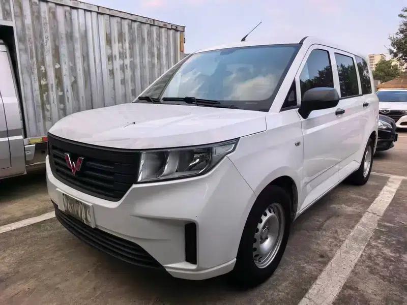 Wuling Hongguang PLUS 2020 1.5L Manual Comfort 7-Seater — миниатюра 1