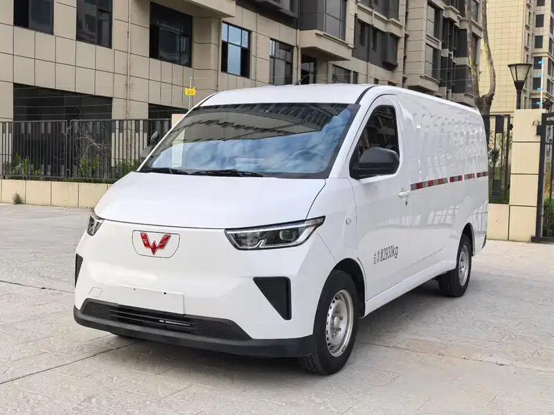 Wuling Yangguang 2024 Model 300km Practical Closed-Window Version 60kW — миниатюра 1