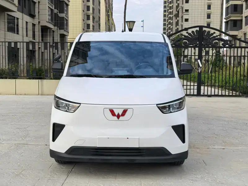 Wuling Yangguang 2024 Model 300km Practical Closed-Window Version 60kW — миниатюра 2