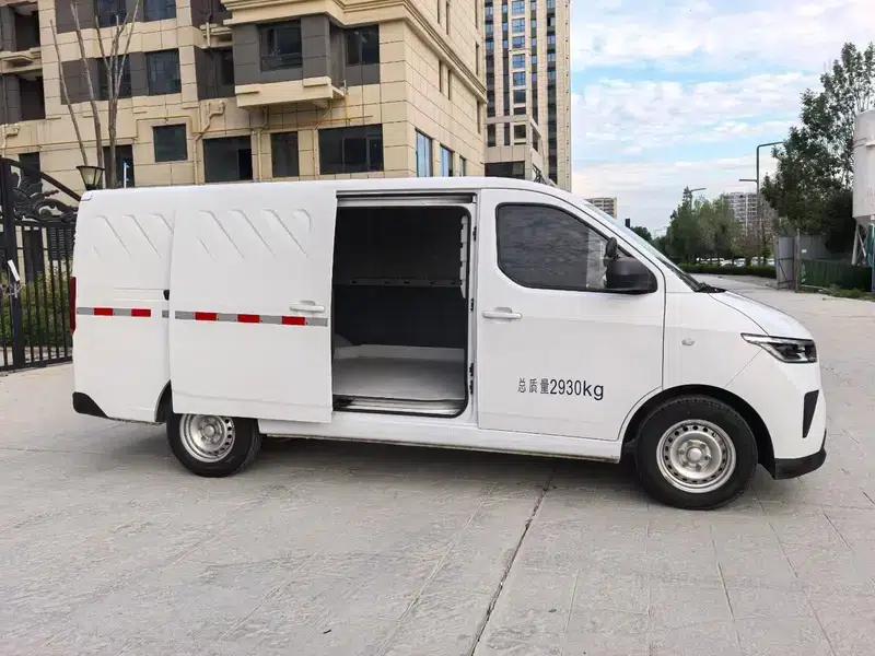 Wuling Yangguang 2024 Model 300km Practical Closed-Window Version 60kW — миниатюра 7