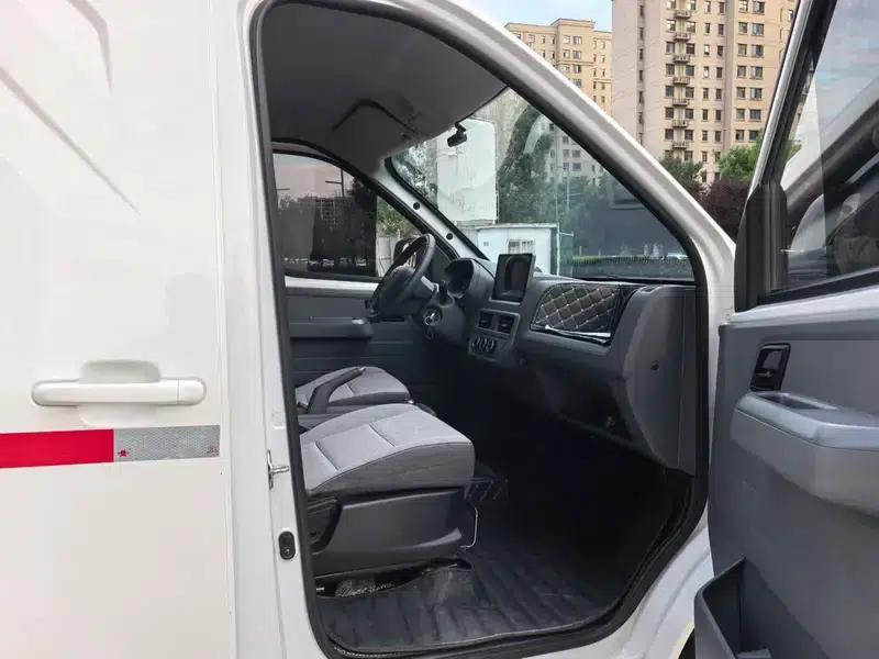 Wuling Yangguang 2024 Model 300km Practical Closed-Window Version 60kW — миниатюра 10