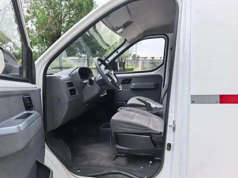 Wuling Yangguang 2024 Model 300km Comfort Edition with Closed Windows 60kW — миниатюра 8