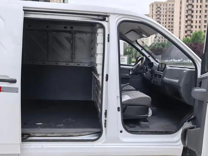 Wuling Yangguang 2024 Model 300km Comfort Edition with Closed Windows 60kW — миниатюра 9