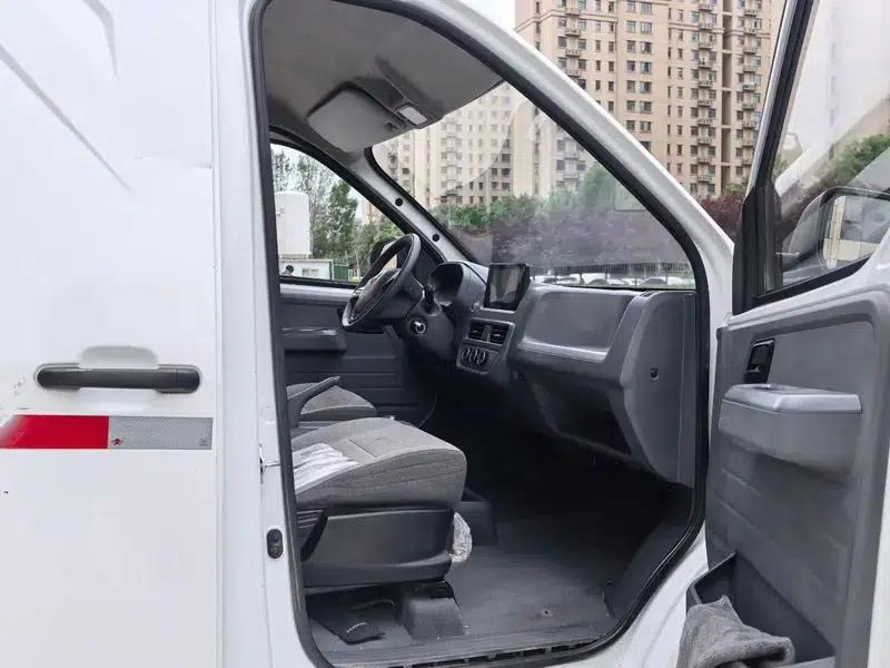 Wuling Yangguang 2024 Model 300km Comfort Edition with Closed Windows 60kW — миниатюра 10