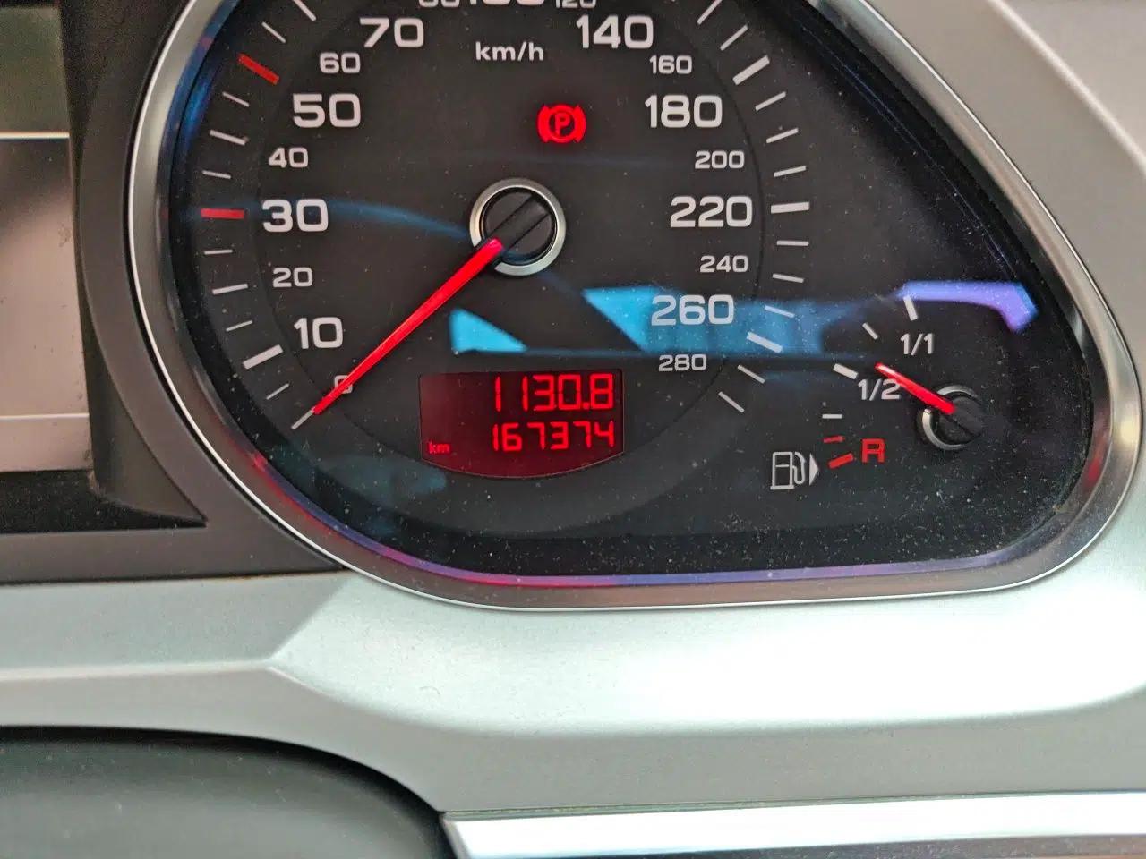 Audi A6L 2011 2.0 TFSI Automatic Standard Edition — миниатюра 12
