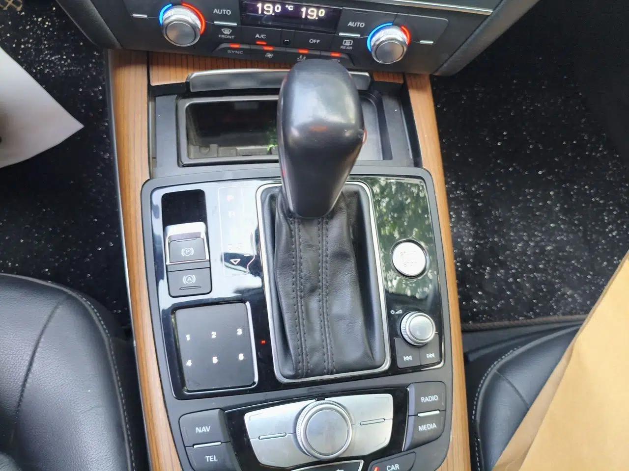 Audi A6L 2018 30th Anniversary Edition 30 FSI Style Model — миниатюра 14