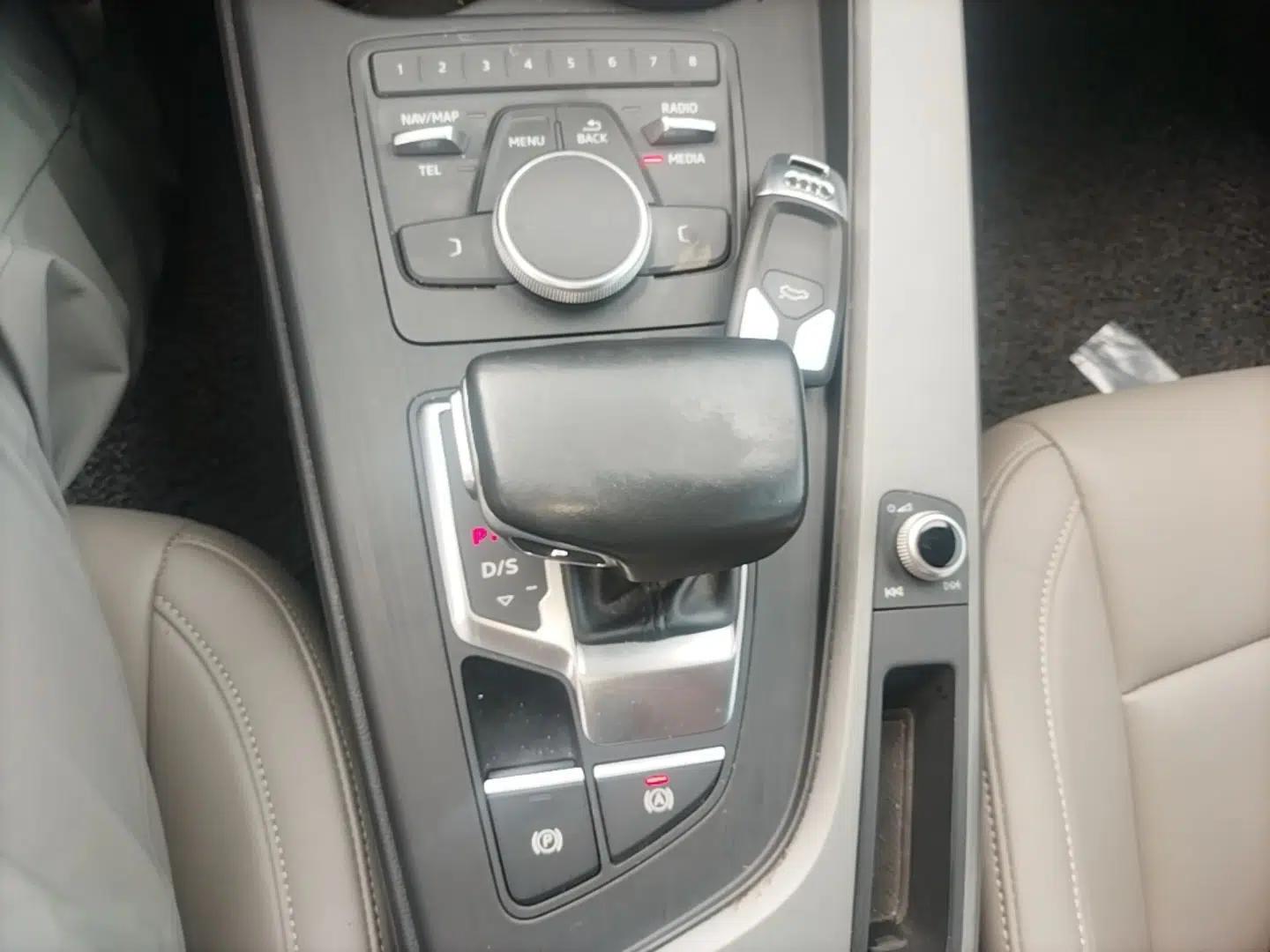 Audi A4L 2018 30th Anniversary Edition 40 TFSI Trendy Model — миниатюра 16