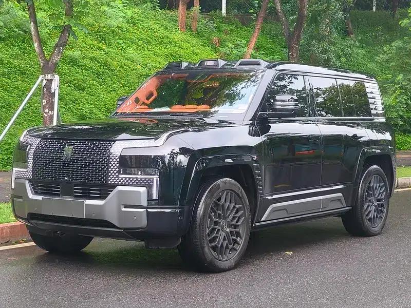 Looking up at the 2023 U8 Luxury Edition — миниатюра 1