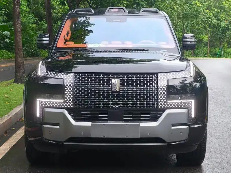 Looking up at the 2023 U8 Luxury Edition — миниатюра 2