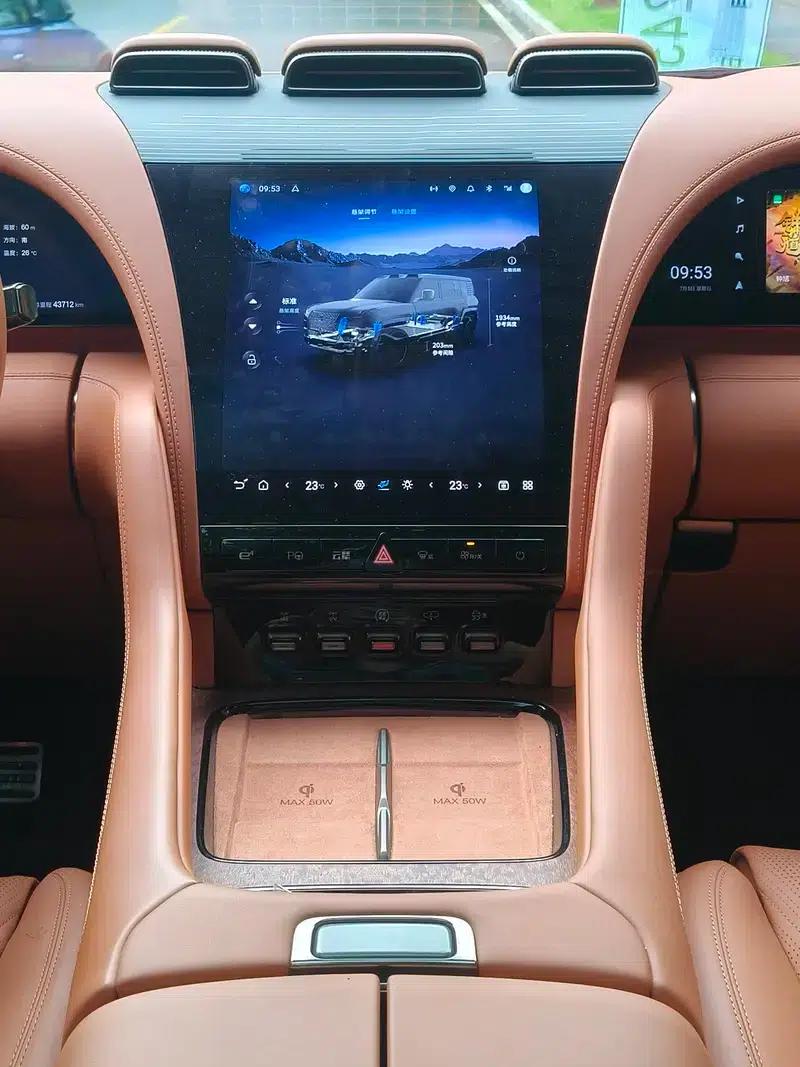 Looking up at the 2023 U8 Luxury Edition — миниатюра 7