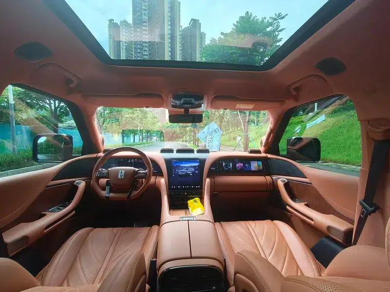 Looking up at the 2023 U8 Luxury Edition — миниатюра 9