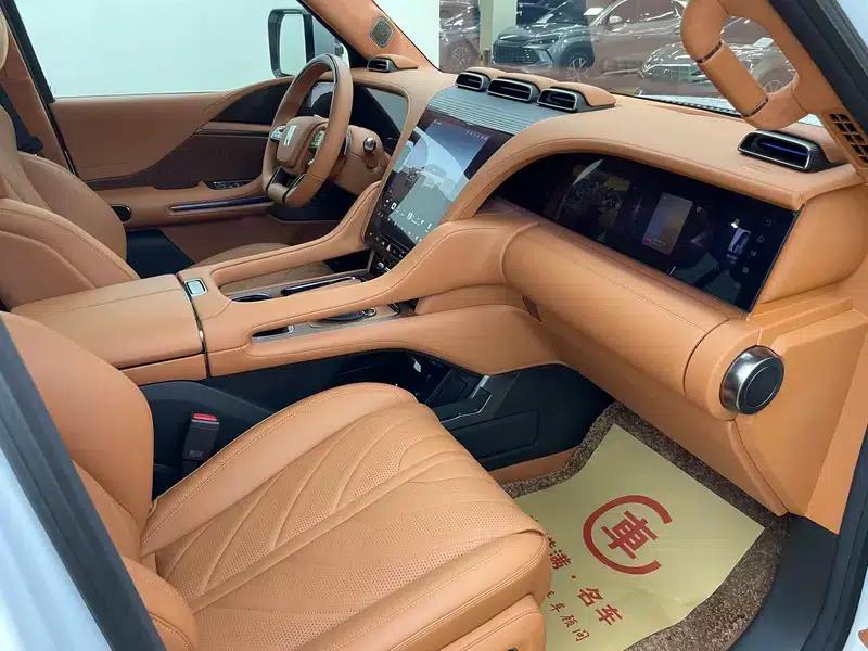 Looking up at the 2023 U8 Luxury Edition — миниатюра 5