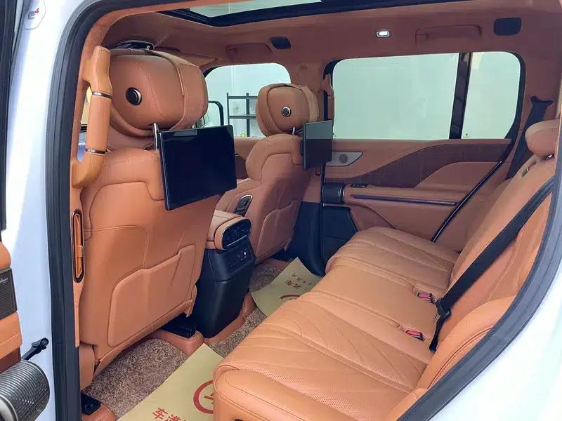 Looking up at the 2023 U8 Luxury Edition — миниатюра 10