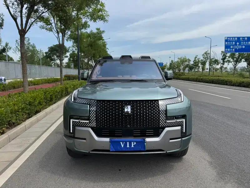 Looking up at the 2023 U8 Luxury Edition — миниатюра 2