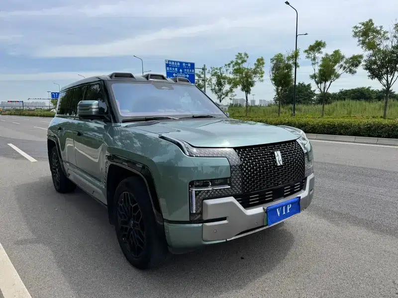 Looking up at the 2023 U8 Luxury Edition — миниатюра 3