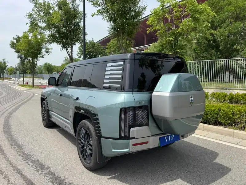 Looking up at the 2023 U8 Luxury Edition — миниатюра 4