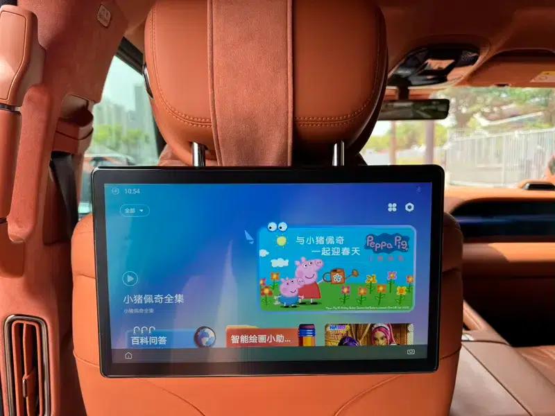 Looking up at the 2023 U8 Luxury Edition — миниатюра 6