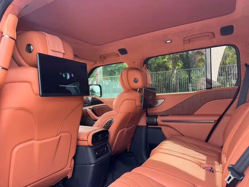 Looking up at the 2023 U8 Luxury Edition — миниатюра 9