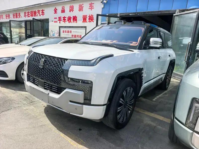 Looking up at the 2023 U8 Luxury Edition — миниатюра 1