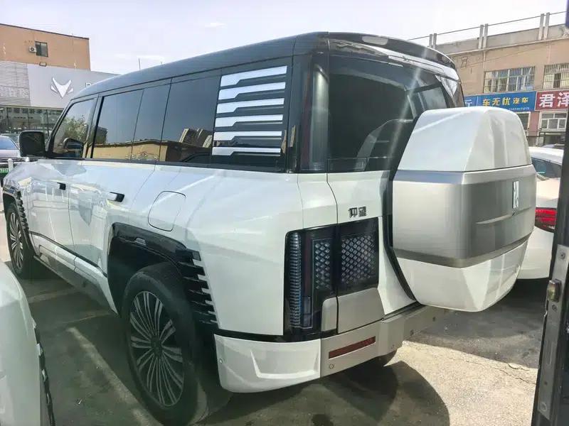 Looking up at the 2023 U8 Luxury Edition — миниатюра 6