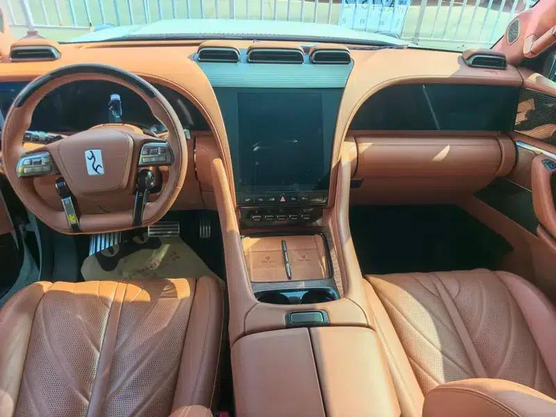 Looking up at the 2023 U8 Luxury Edition — миниатюра 7