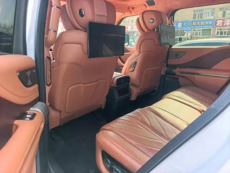 Looking up at the 2023 U8 Luxury Edition — миниатюра 9