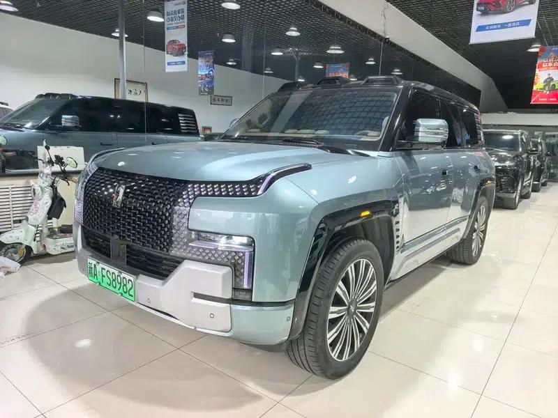 Looking up at the 2023 U8 Luxury Edition — миниатюра 1