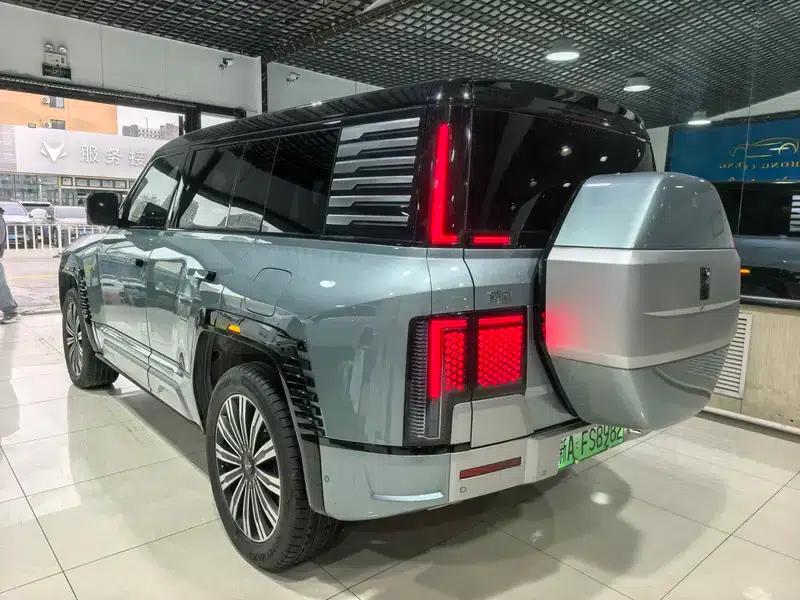 Looking up at the 2023 U8 Luxury Edition — миниатюра 4