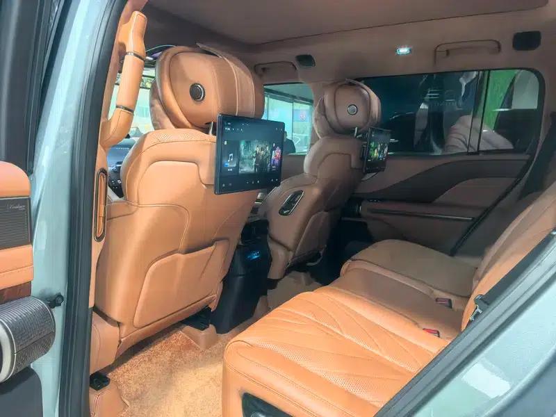 Looking up at the 2023 U8 Luxury Edition — миниатюра 9